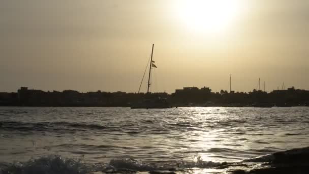 Яхта в морі на заході сонця . — стокове відео