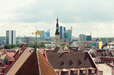 Eski şehrin görünümünü yaz. Estonya, Tallinn.