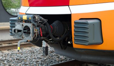 Modern tren coupler görünümünü yakın çekim.