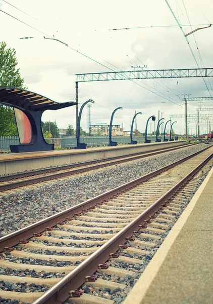 Empty european platform at the rail station. — Stock Photo, Image