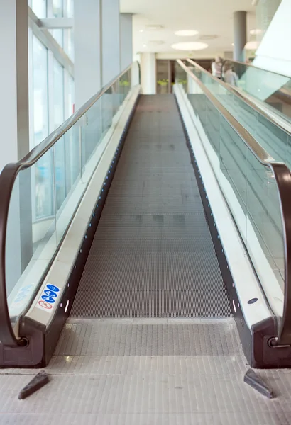 Escadas de escada rolante vazias no shopping . — Fotografia de Stock