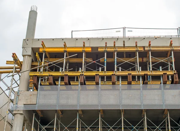 Großbaustelle mit Gerüstbau. — Stockfoto