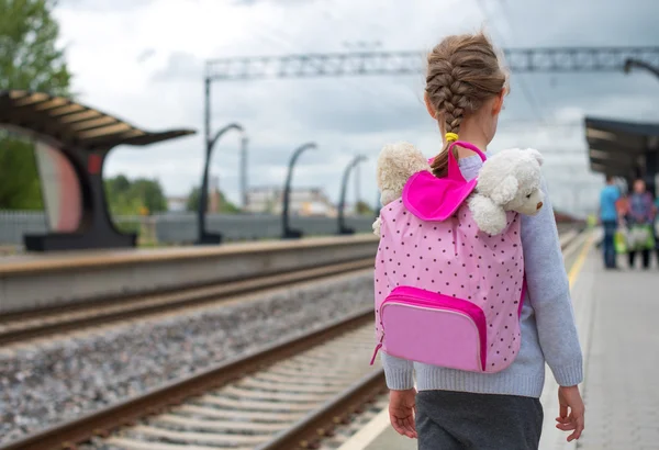 Trenin tren istasyonunda bekleyen küçük kız. — Stok fotoğraf