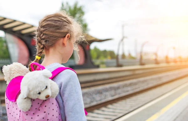 Malá holčička, čekání na vlak v železniční stanici. — Stock fotografie