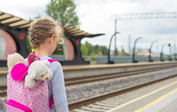 Malá holčička, čekání na vlak v železniční stanici. — Stock fotografie