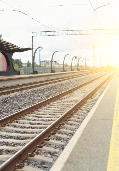 Plataforma europeia vazia na estação ferroviária . — Fotografia de Stock