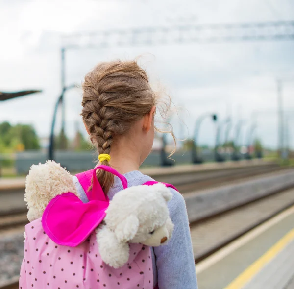 Trenin tren istasyonunda bekleyen küçük kız. — Stok fotoğraf