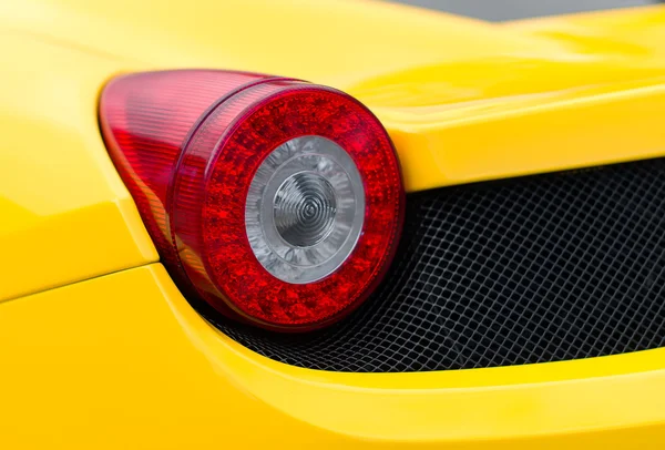 Vue rapprochée du feu arrière jaune de la voiture de sport . — Photo