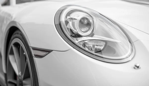 Close-up beeld van witte sportwagen koplamp. — Stockfoto