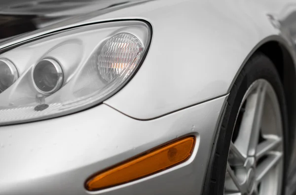 Close-up beeld van zilveren sportwagen koplamp. — Stockfoto