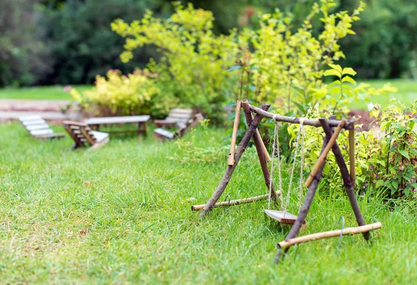 Balançoire et mobilier dans le jardin . — Photo