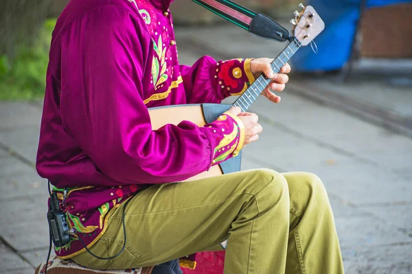 Antická balalajka na ulici. K nepoznání osoba. — Stock fotografie