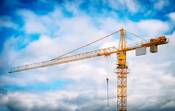 Working crane in the sky. Construction site. — Stock Photo, Image