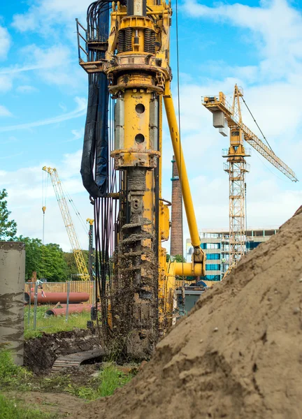 Hydraulische machine op de bouwplaats boren. — Stockfoto