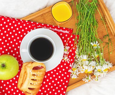 Yatakta kahvaltı. Kahve, topuz, elma ve portakal suyu.