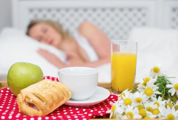 Desayuno en la cama. Mujer dormida en el fondo . — Foto de Stock