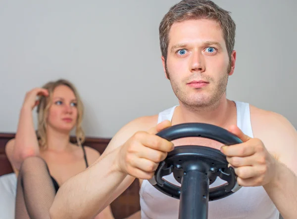 Зависимость от видеоигр. Мужчина играет в видеоигру с рулем, расстроенная женщина на заднем плане
. — стоковое изображение Зависимость от видеоигр. Мужчина играет в видеоигру с рулем, расстроенная женщина на заднем плане
. — стоковое фото