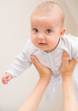 Şirin bebek ile oynarken annesi.