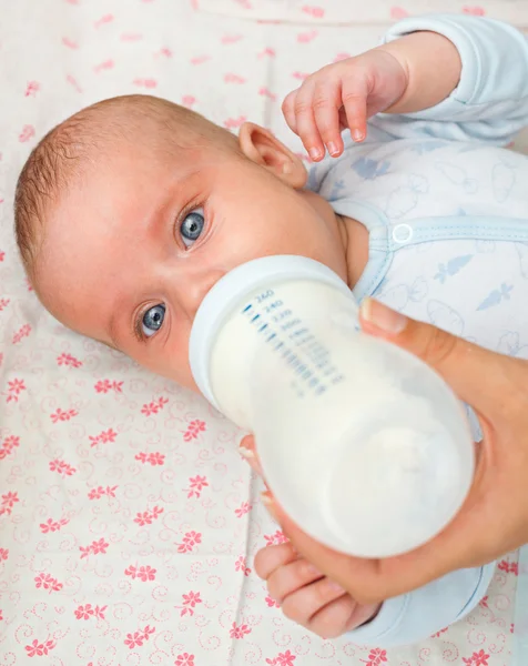 Mãe alimentando o bebê recém-nascido da mamadeira. — Fotografia de Stock