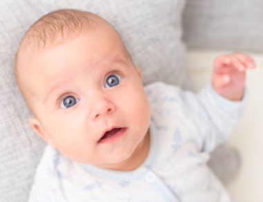 Yatakta sürpriz şirin bebek.