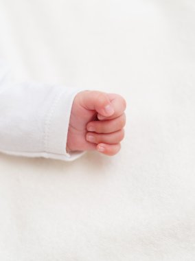 Yeni doğan bebek battaniye üzerinde elini.