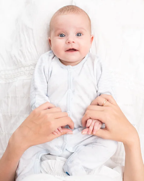 Mãe brincando com o bebê bonito . — Fotografia de Stock