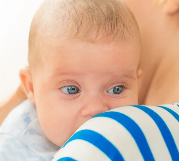 Pequeno bebê no ombro da mãe . — Fotografia de Stock