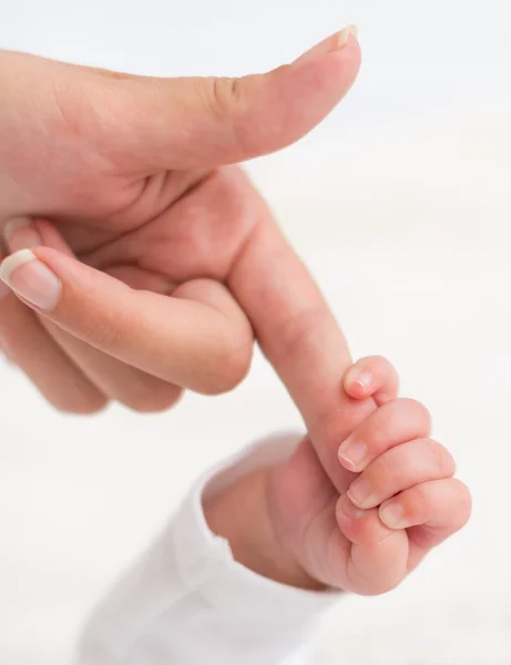 Newborn baby holding mother's hand. — Stock Photo, Image