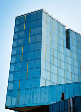 Şehrin modern cam binası..