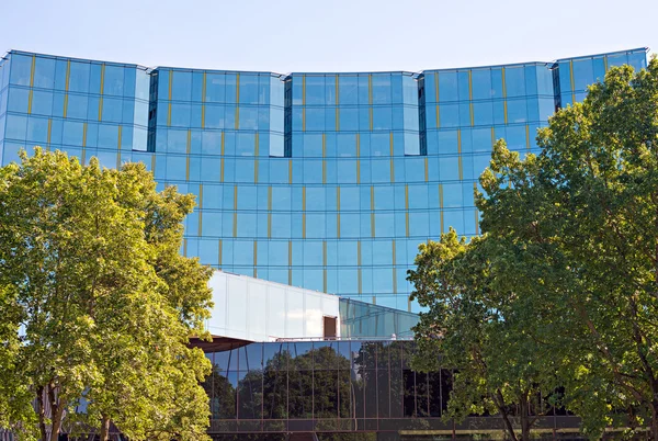 Bâtiment en verre moderne dans la ville. — Photo