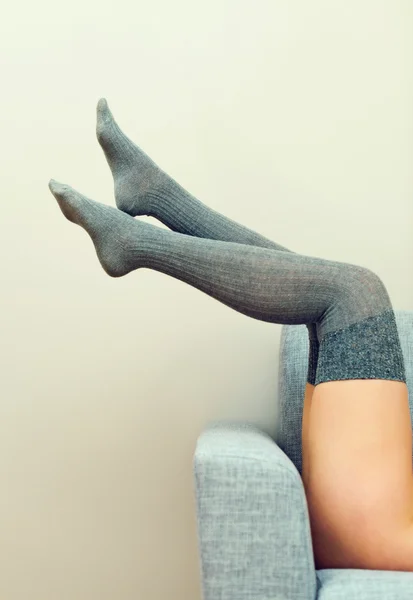 टिट्स मध्ये सेक्सी महिला पाय वाढविले . — स्टॉक फोटो, इमेज