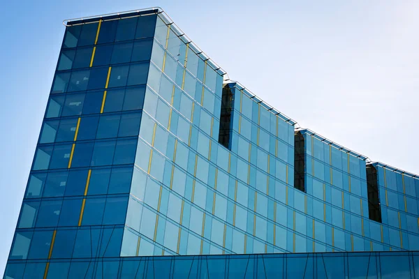 Modernes Glasgebäude in der Stadt. — Stockfoto