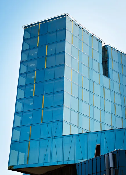 Modern glazen gebouw in de stad. — Stockfoto