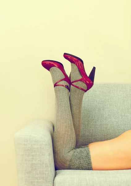 Sexy vrouwelijke benen met rode hakken. — Stockfoto