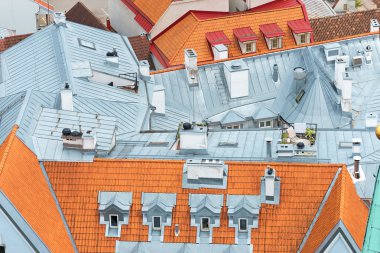 Eski Tallinn içinde kırmızı çatılar ile evler.