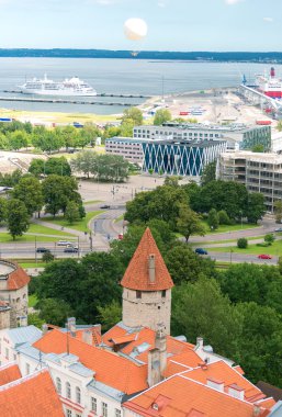 Ortaçağ Şehir eski kulede. Tallinn, Estonya.
