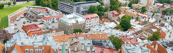 Vista de verano de la ciudad vieja. Estonia, Tallin . —  Fotos de Stock