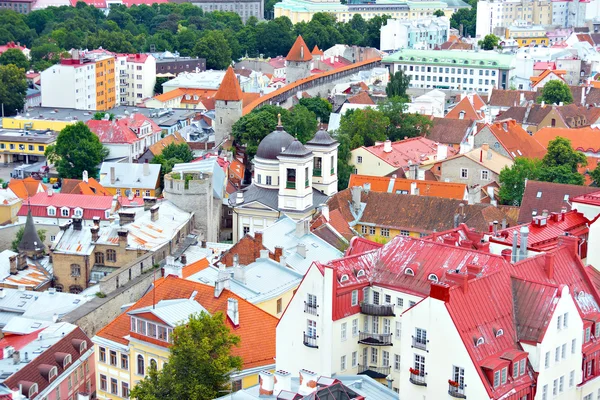 Casas con techos rojos y anaranjados en Tallin . — Foto de Stock
