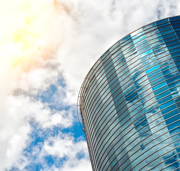 Moderne ronde glazen gebouw in de stad. — Stockfoto