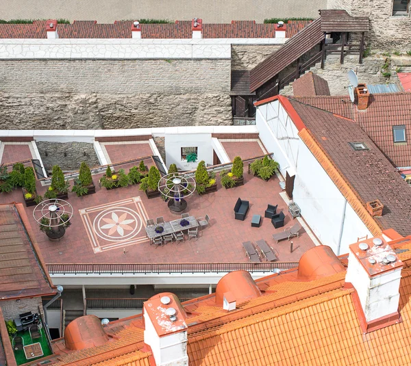 Вид на крышу кафе в старом городе . — стоковое фото