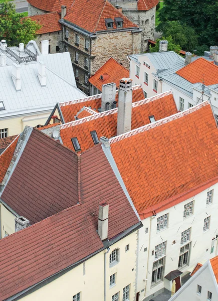 Casas con techos rojos en Tallin . — Foto de Stock