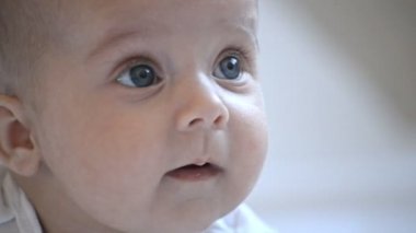 Kameraya bakarak şirin bebek.