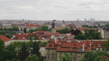 Prag 'ın kırmızı çatıları olan yaz şehirleri.