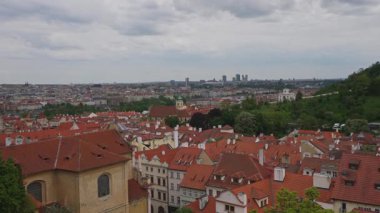 Prag 'ın kırmızı çatıları olan yaz şehirleri.