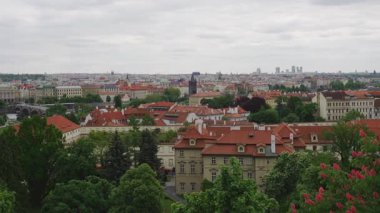 Prag 'ın kırmızı çatıları olan yaz şehirleri.