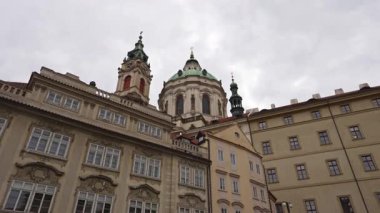 Prag 'daki Aziz Nicholas Kilisesi Kulesi ve Saat Kulesi.