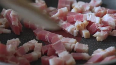 Kızartma Tavasında Cızırdayan Domuz eti.