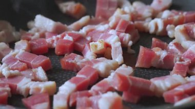 Kızartma Tavasında Cızırdayan Domuz eti.