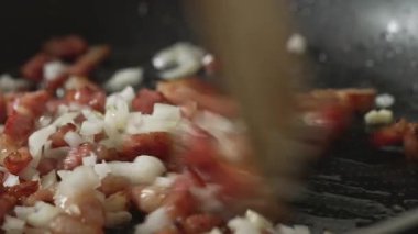 Kızartma Tavasında Cızırdayan Domuz eti.