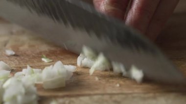 Kadın Aşçı Tahta Kesme Kurulunda Soğan Kesiyor.